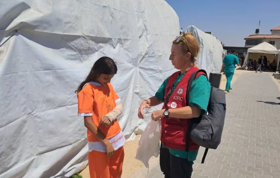 Kiwi nurse Felicity Gapes with a patient in Gaza