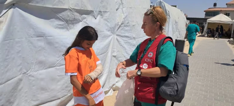 Kiwi nurse Felicity Gapes with a patient in Gaza