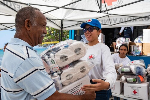 The Venezuelan Red Cross distributed hygiene kits and basic supplies to more than 900 families across ten communities in Las Salinas 