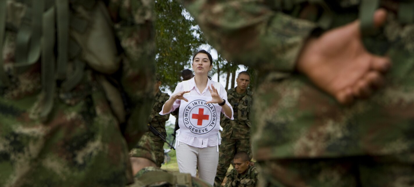 A woman speaking to soldiers.