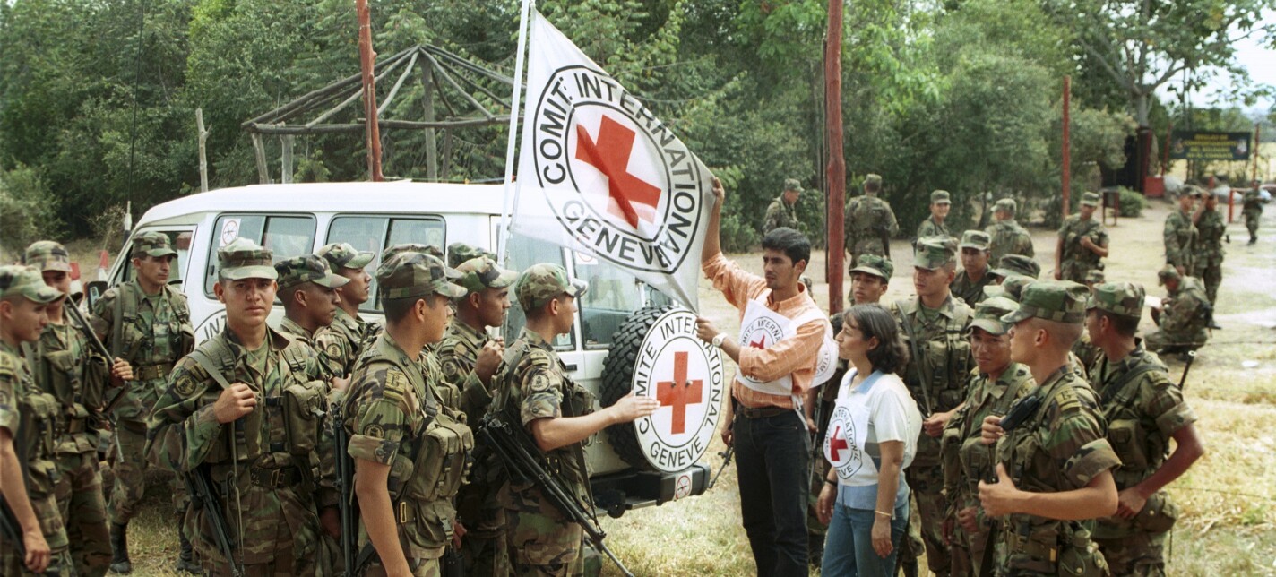 Soldiers and ICRC staff.