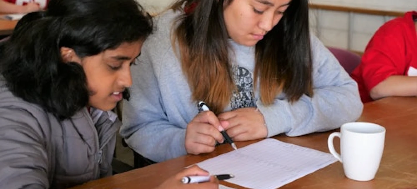 20211201 YH girlswriting