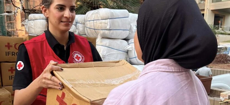 lebanon red cross provides aid to people displaced by armed conflict (1)